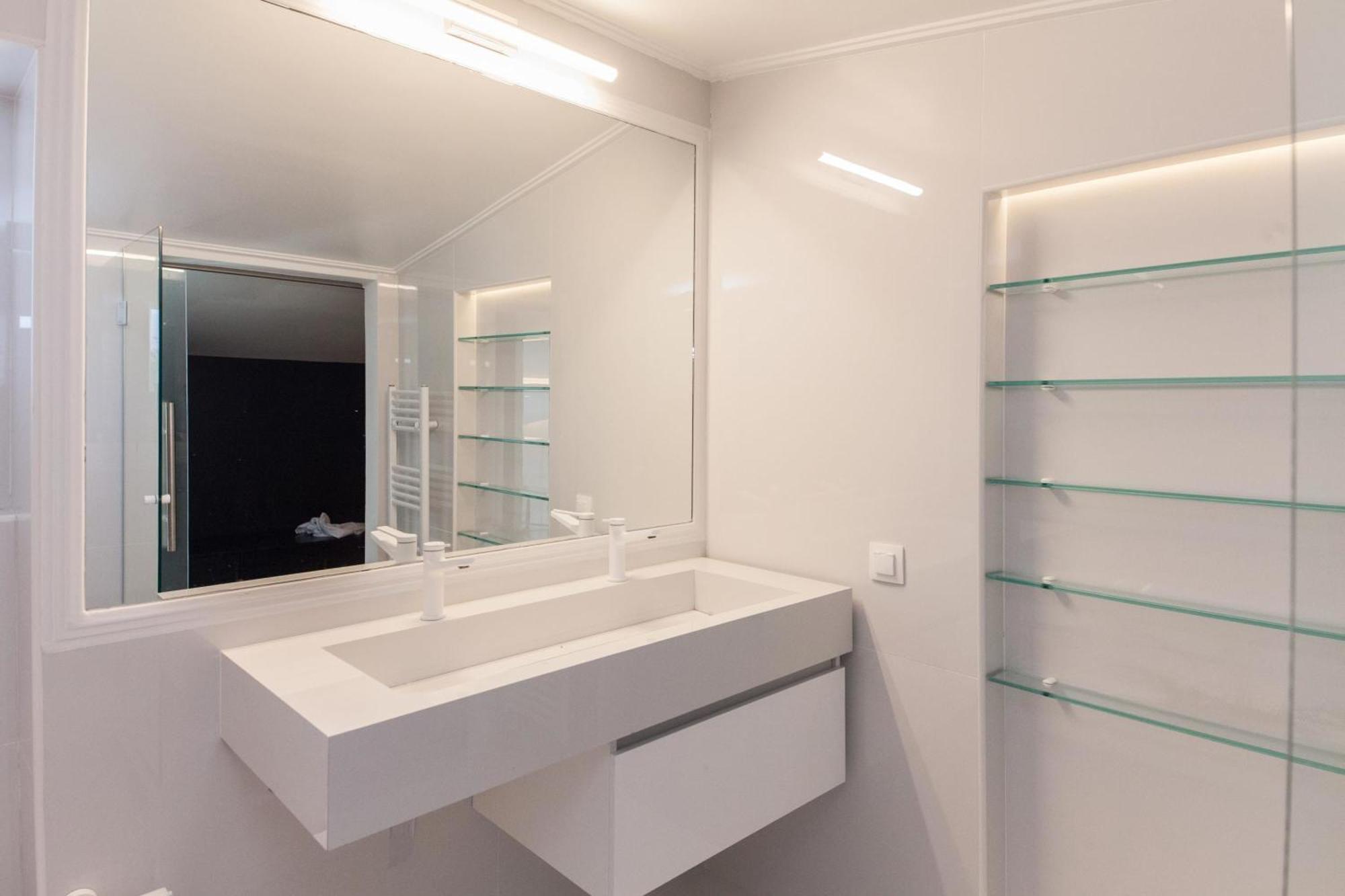 Marousi 2 Bd Modern Luxury Living With Shared Pool *
