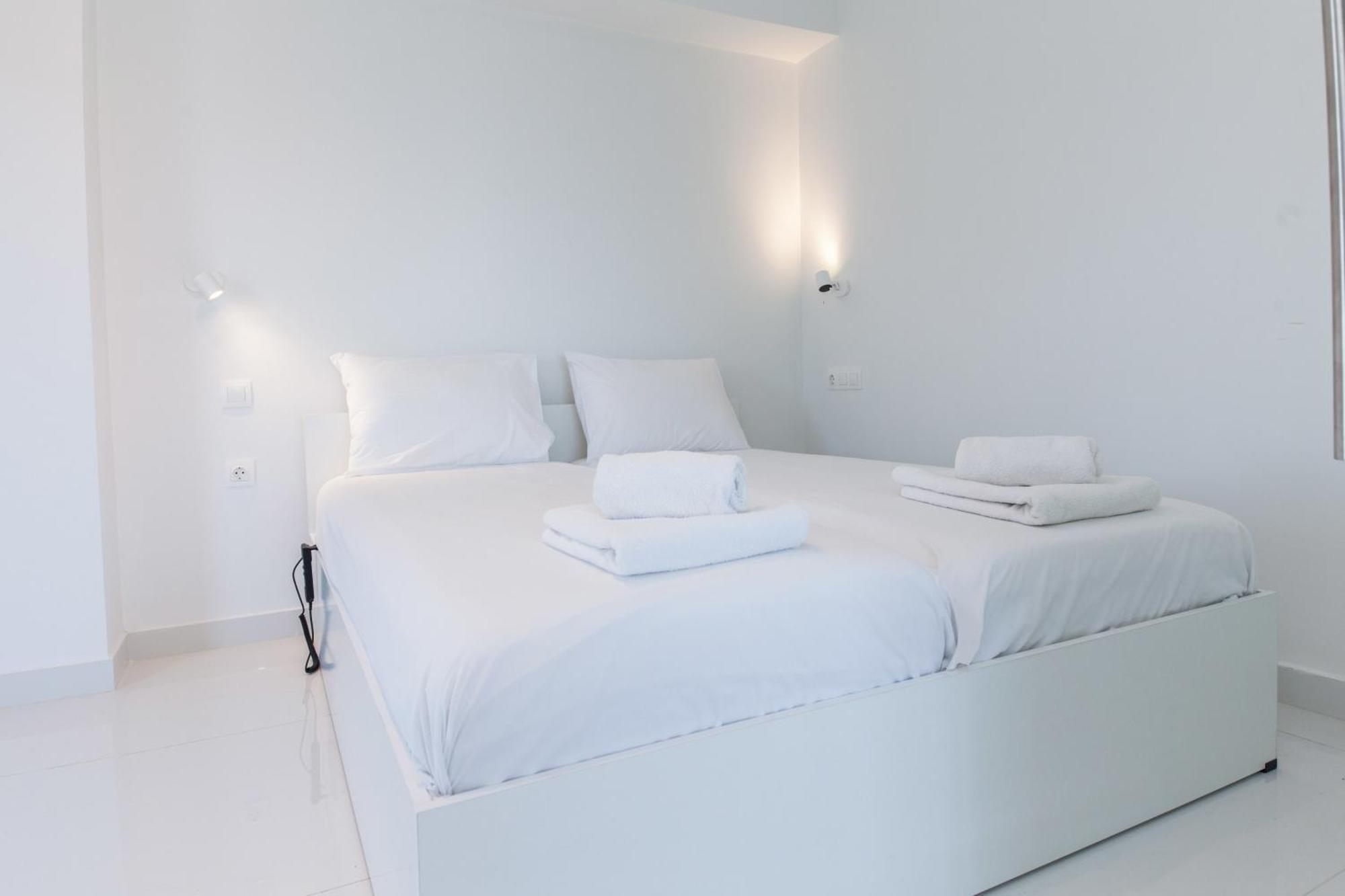 Marousi 2 Bd Modern Luxury Living With Shared Pool