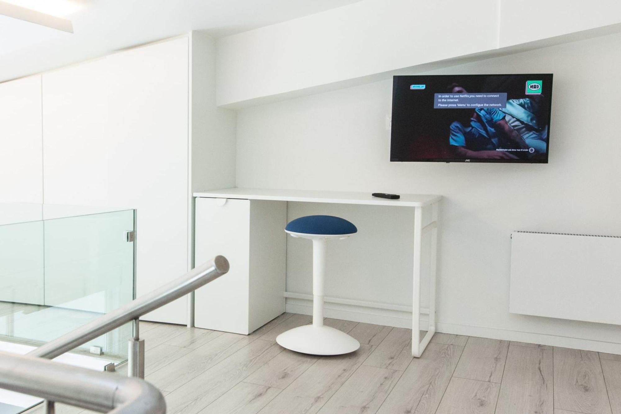 Marousi 2 Bd Modern Luxury Living With Shared Pool *