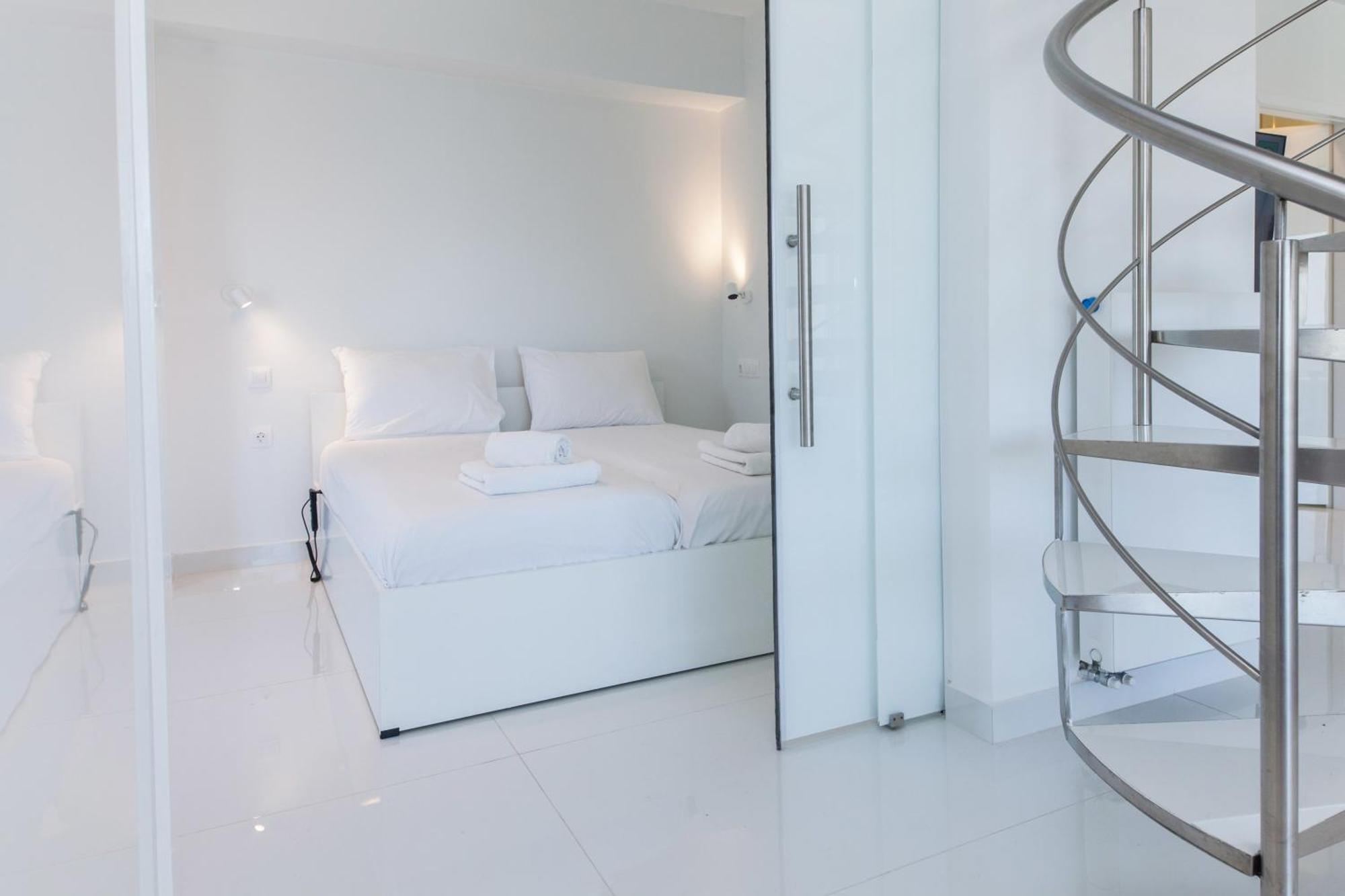 Marousi 2 Bd Modern Luxury Living With Shared Pool